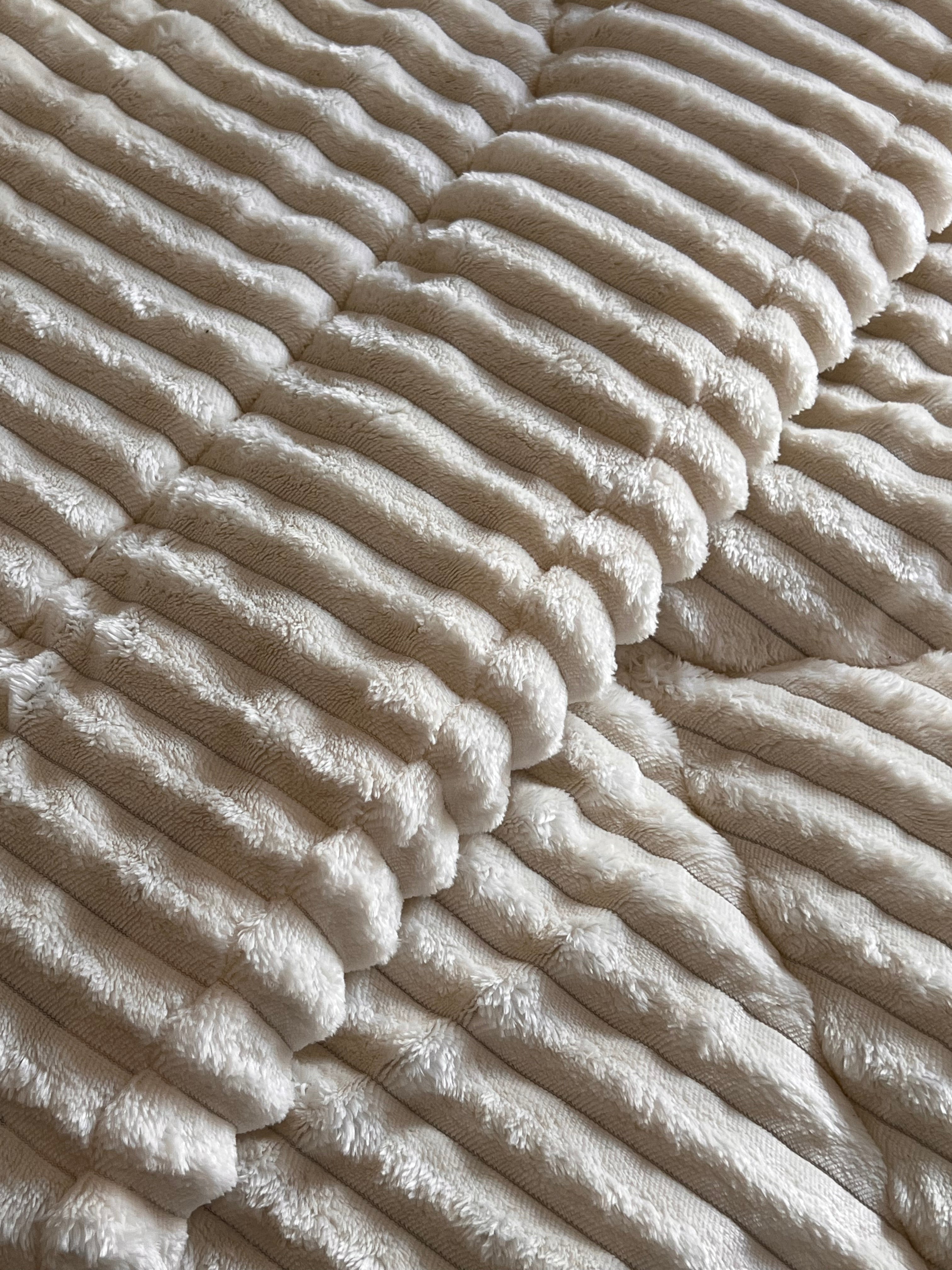 Off white Bed Duvet with 2 pillow cases.