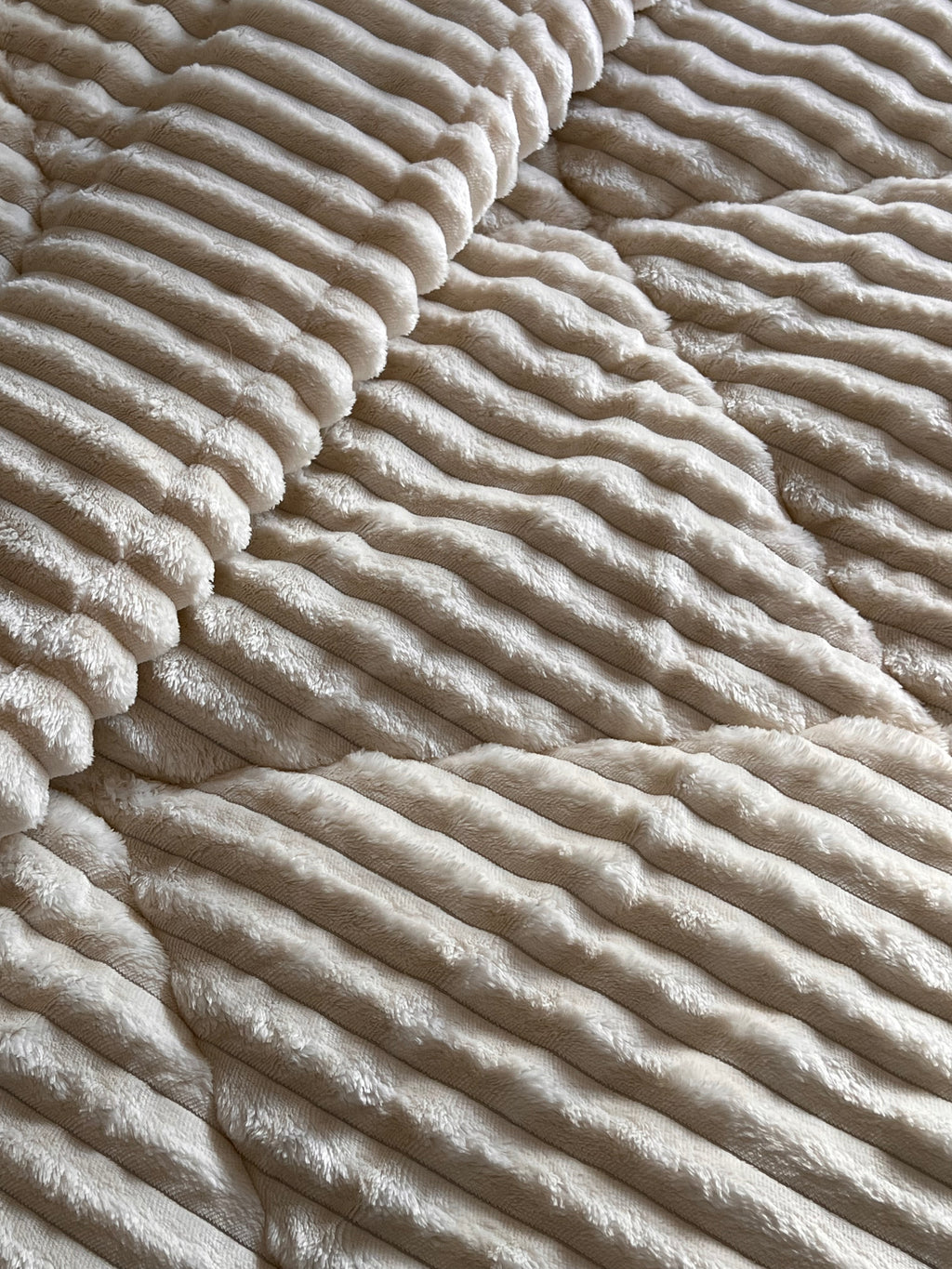 Off white Bed Duvet with 2 pillow cases.