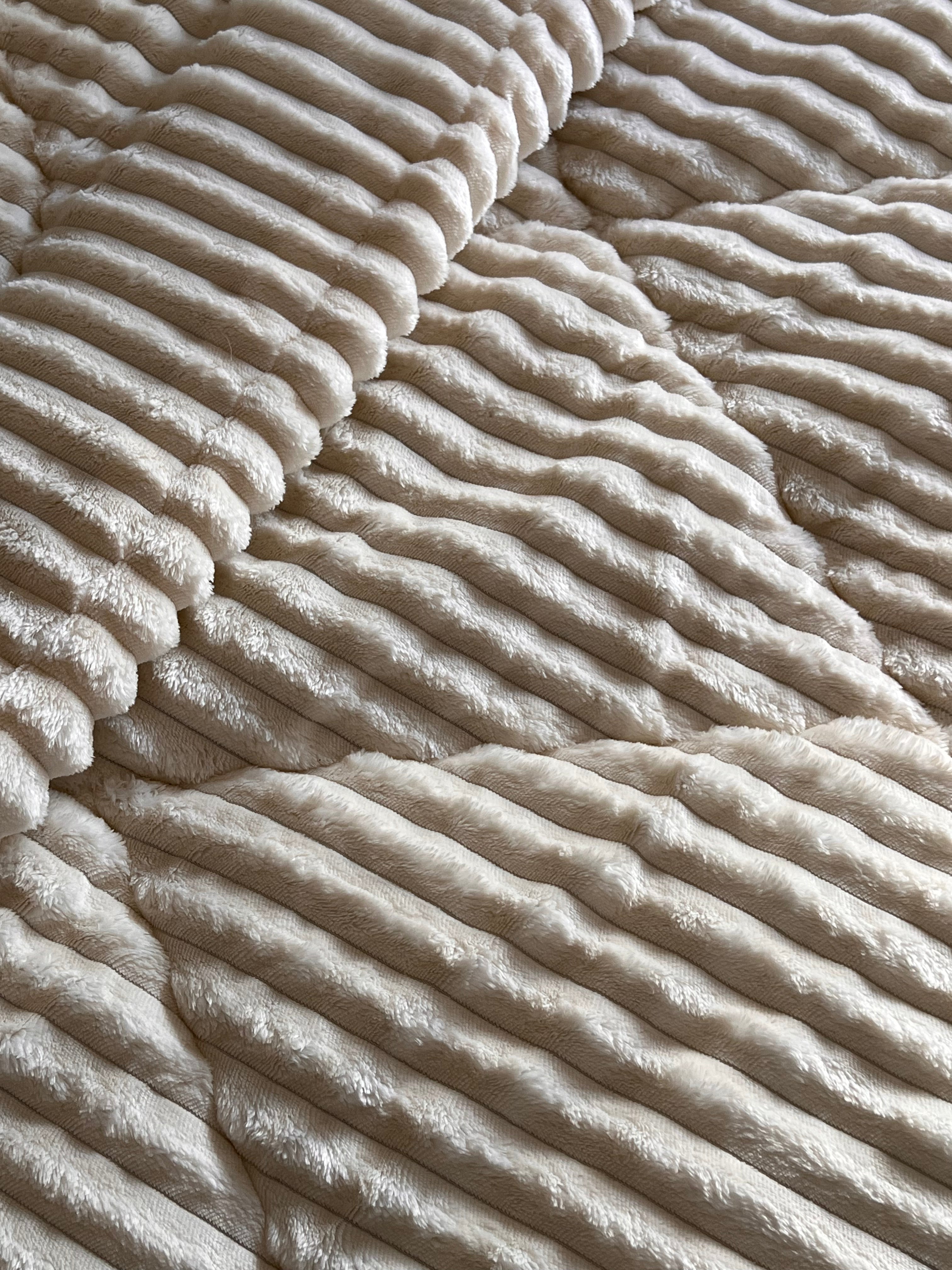 Off white Bed Duvet with 2 pillow cases.