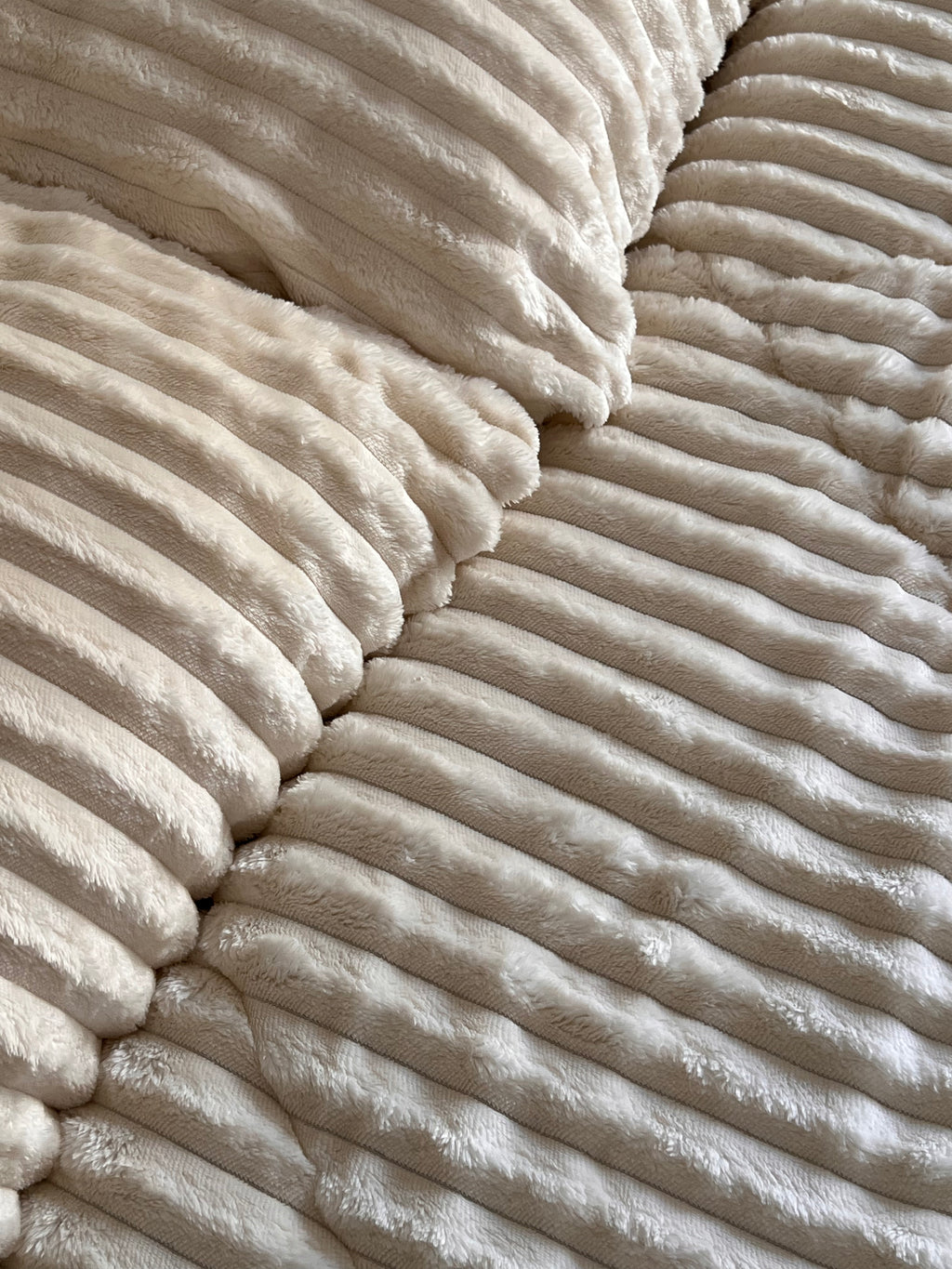 Off white Bed Duvet with 2 pillow cases.