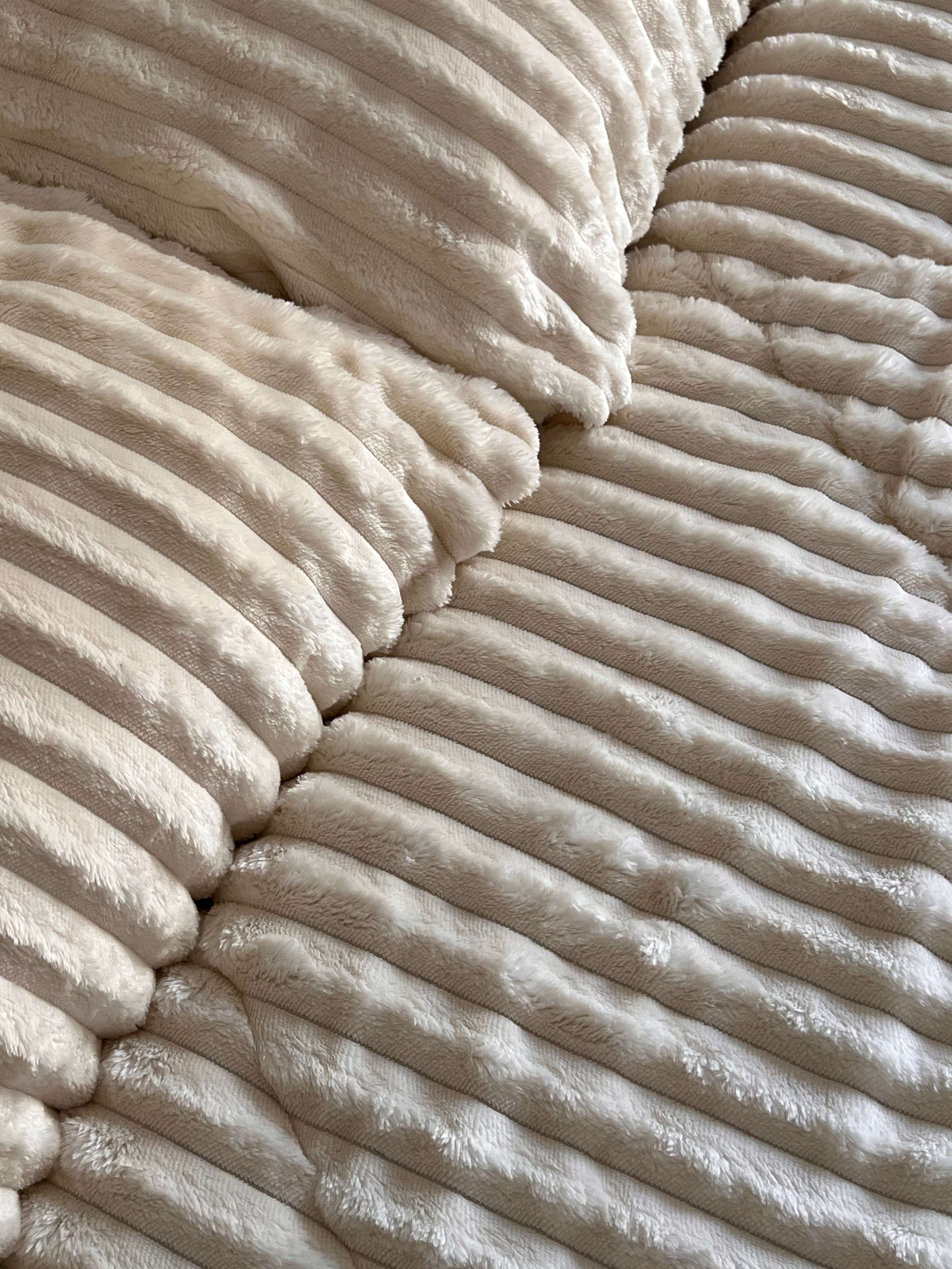 Off white Bed Duvet with 2 pillow cases.