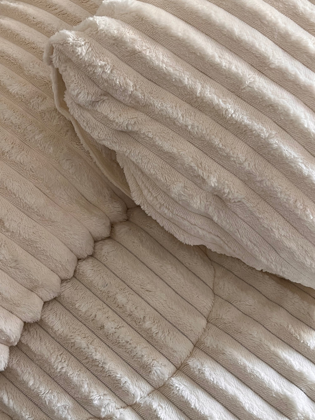 Off white Bed Duvet with 2 pillow cases.