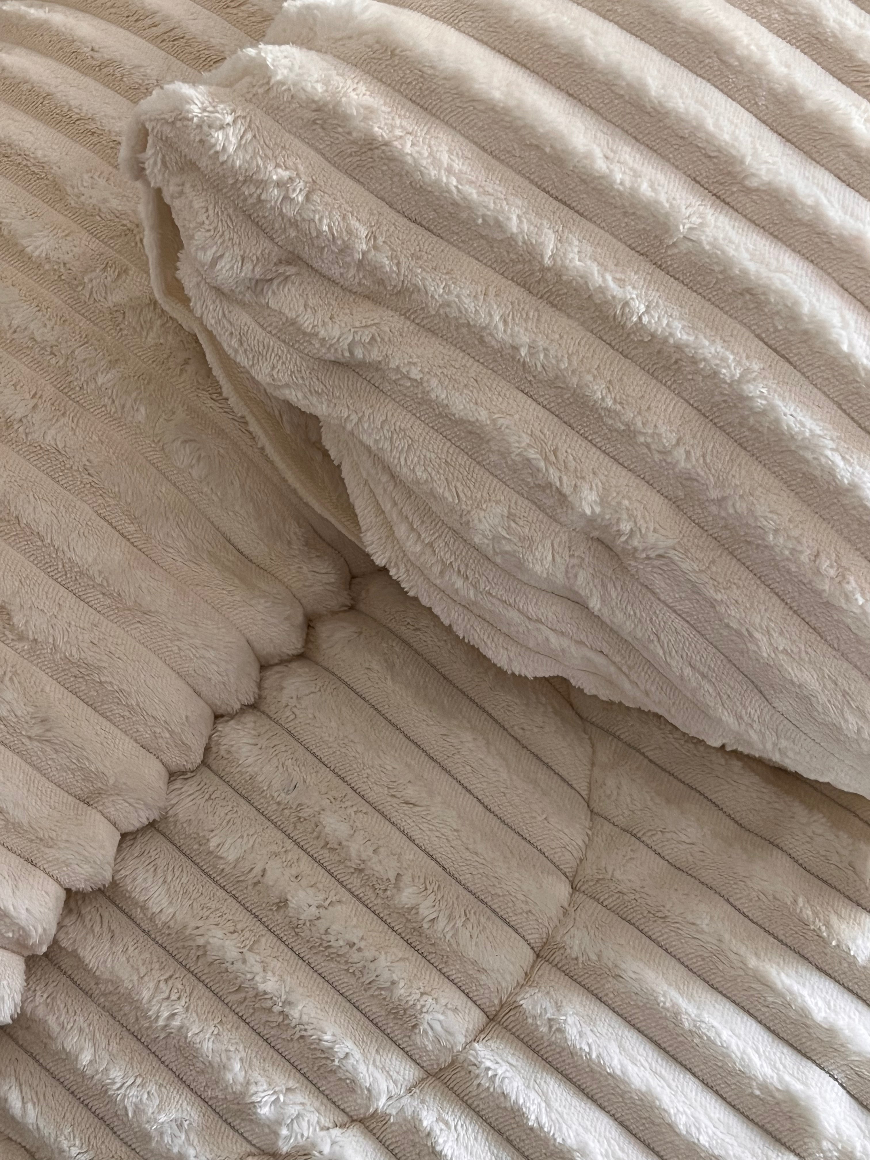 Off white Bed Duvet with 2 pillow cases.