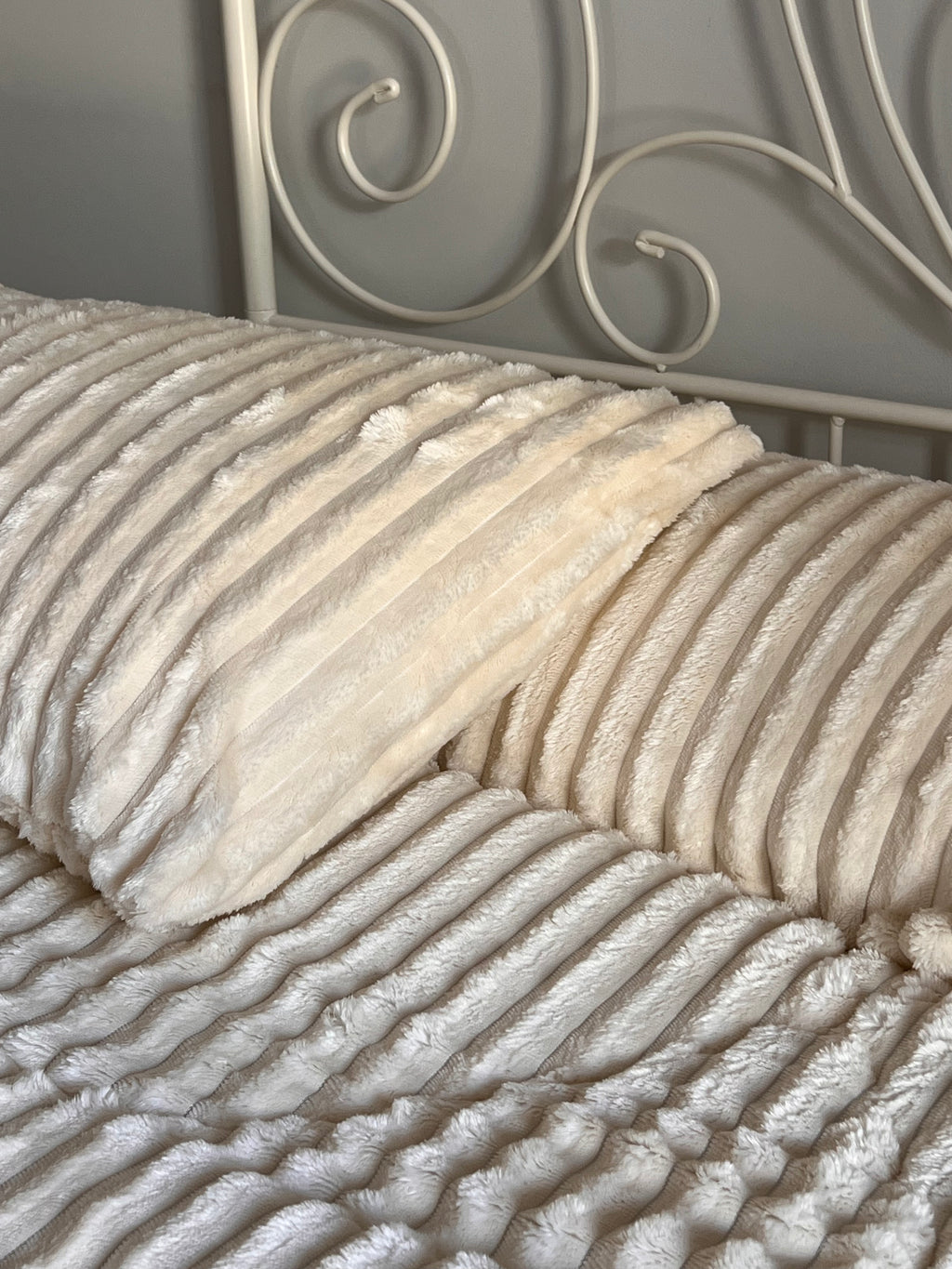 Off white Bed Duvet with 2 pillow cases.