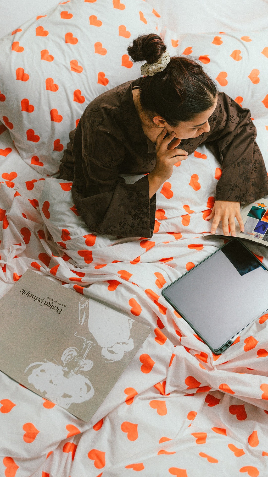 Red heart bed cover with 2 pillow cases.
