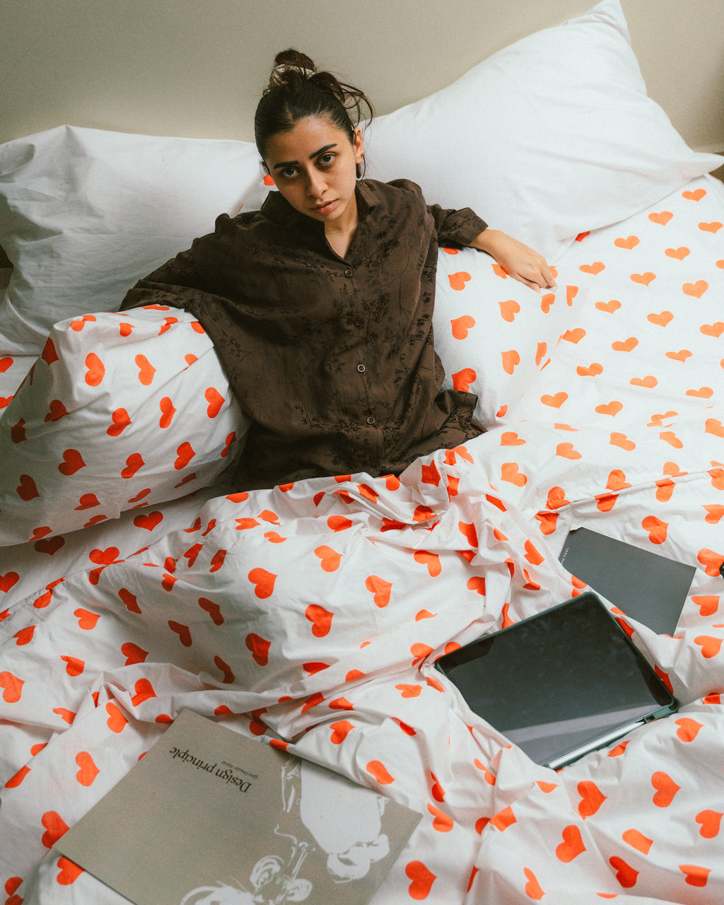 Red heart bed cover with 2 pillow cases.
