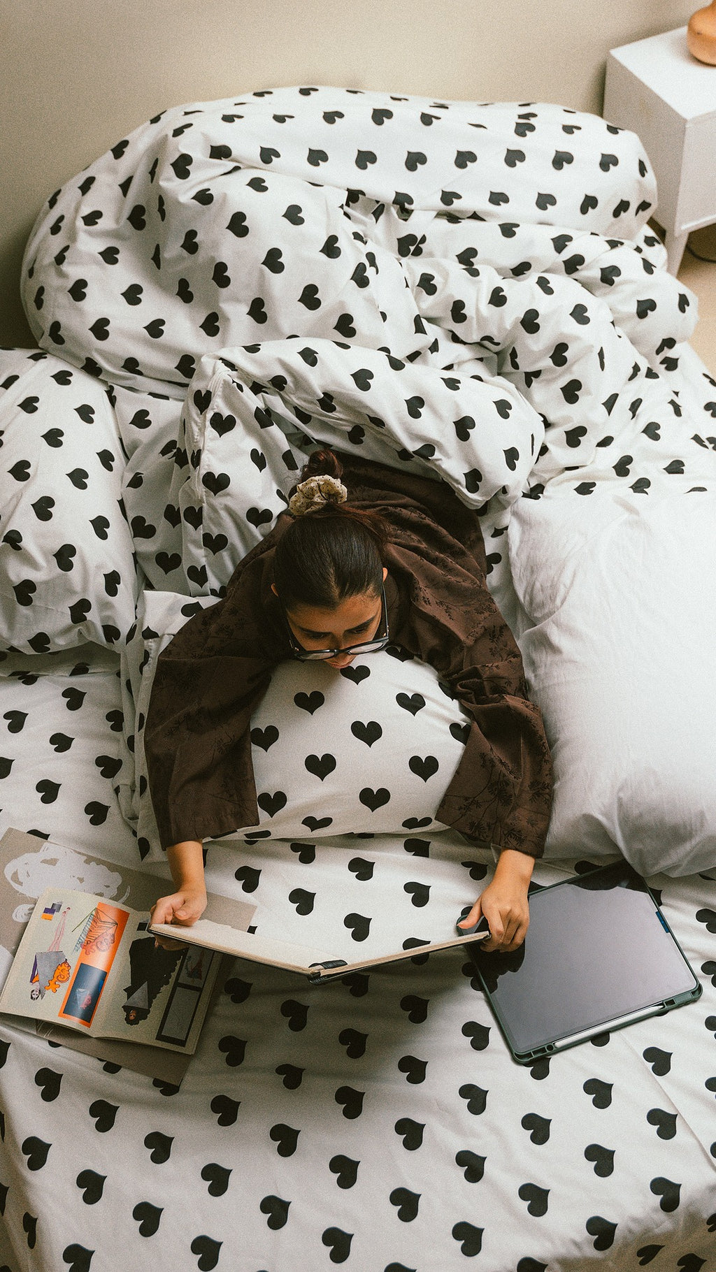 Black heart bed cover with 2 pillow cases.